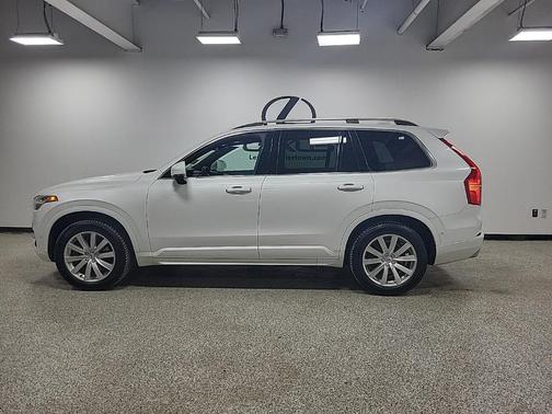 2017 Volvo XC90 T6 Momentum