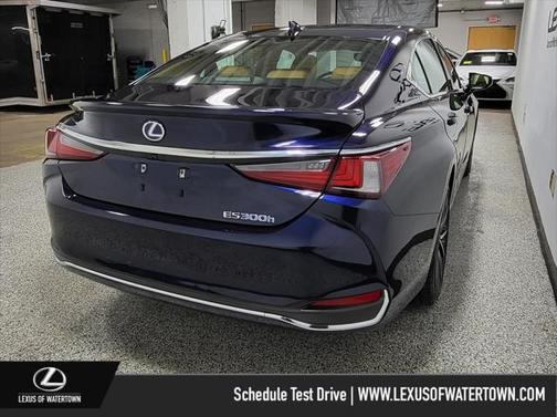 2022 Lexus ES 300h Base
