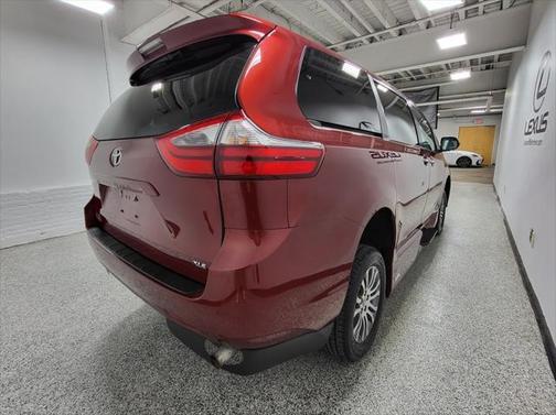 2020 Toyota Sienna XLE