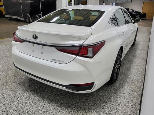Eminent White Pearl 2023 Lexus ES 300h Base