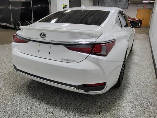 Eminent White Pearl 2025 Lexus ES 300h Base