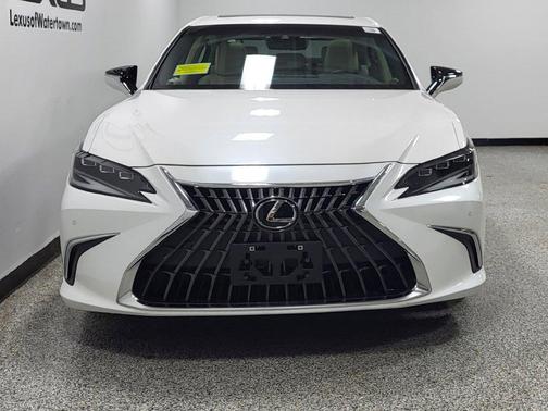 Eminent White Pearl 2023 Lexus ES 300h Luxury