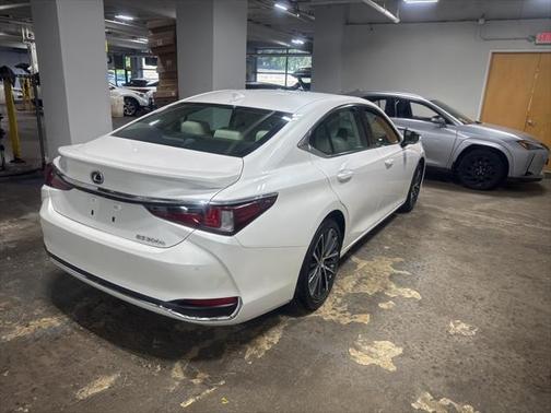 2025 Lexus ES 300h Base