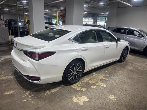 2025 Lexus ES 300h Base