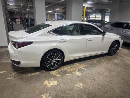 2025 Lexus ES 300h Base