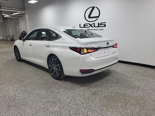 2025 Lexus ES 300h Base