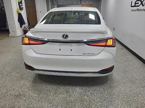 2025 Lexus ES 300h Base