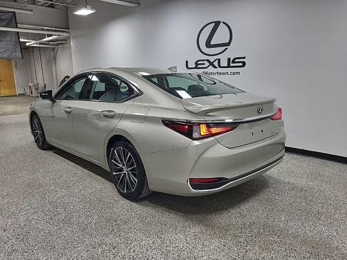 2025 Lexus ES 300h Base