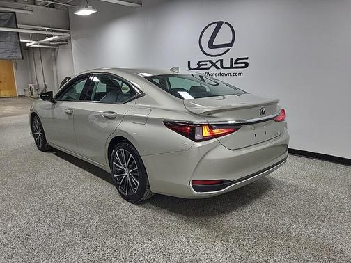 2025 Lexus ES 300h Base