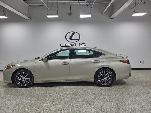 2025 Lexus ES 300h Base