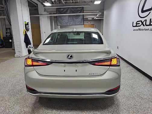 2025 Lexus ES 300h Base