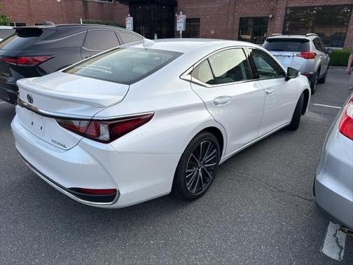 2025 Lexus ES 300h Base