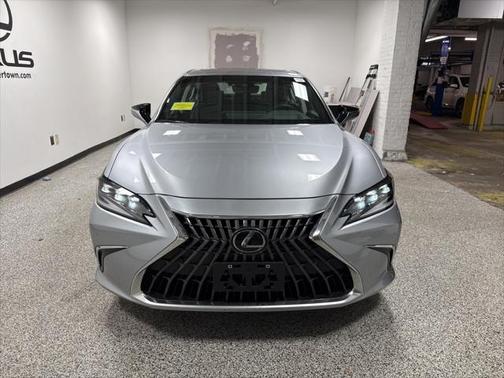 2025 Lexus ES 300h Base