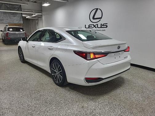 2025 Lexus ES 300h Base