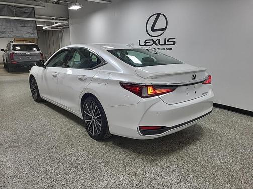 2025 Lexus ES 300h Base