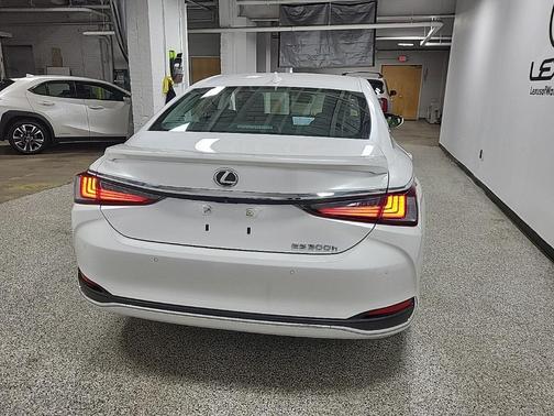 2025 Lexus ES 300h Base