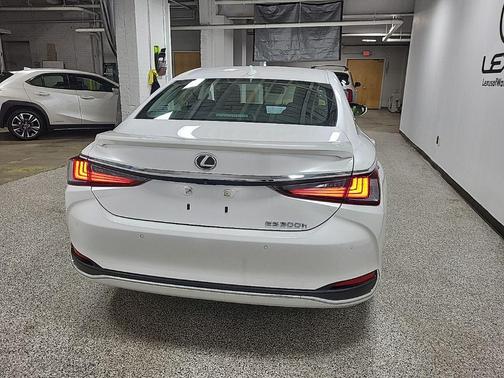 2025 Lexus ES 300h Base