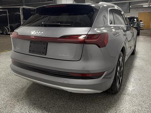 2022 Audi e-tron Premium Plus