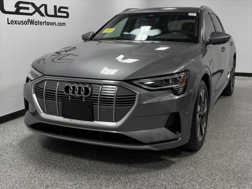 2022 Audi e-tron Premium Plus
