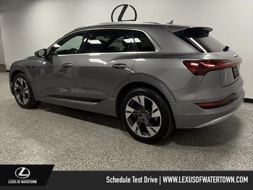 2022 Audi e-tron Premium Plus