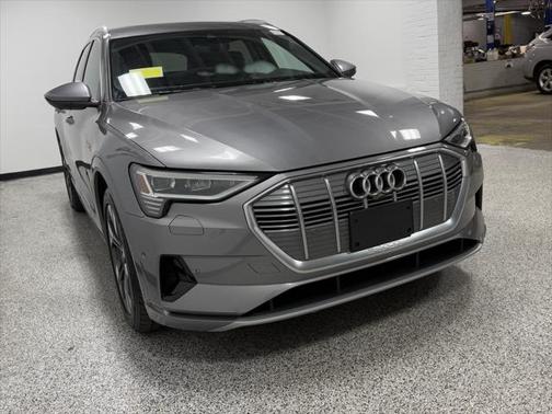 2022 Audi e-tron Premium Plus