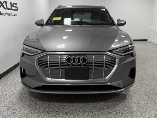2022 Audi e-tron Premium Plus