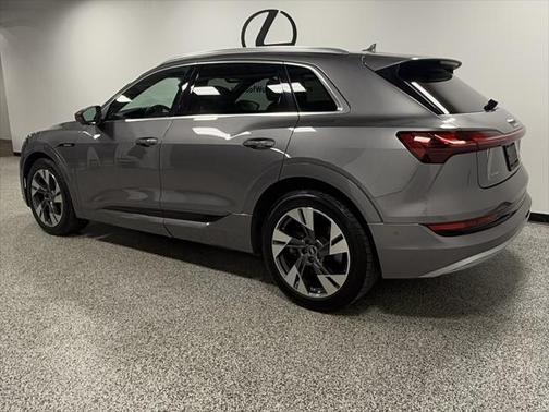 2022 Audi e-tron Premium Plus