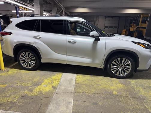 2022 Toyota Highlander Platinum