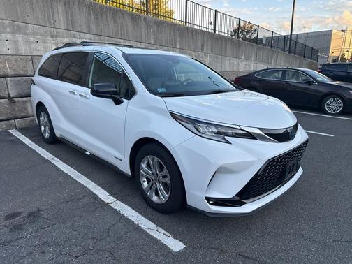 2021 Toyota Sienna XSE 7 Passenger