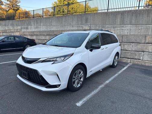 2021 Toyota Sienna XSE 7 Passenger