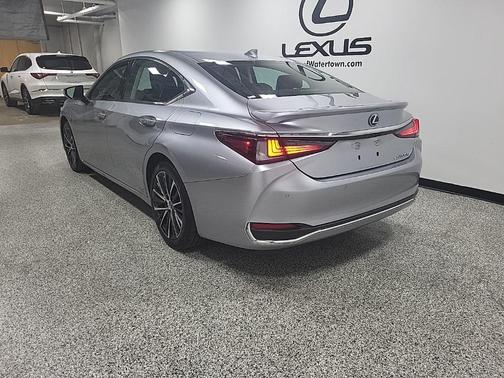 2022 Lexus ES 300h Base