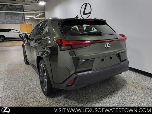 Nori Green Pearl 2023 Lexus UX 250h Base