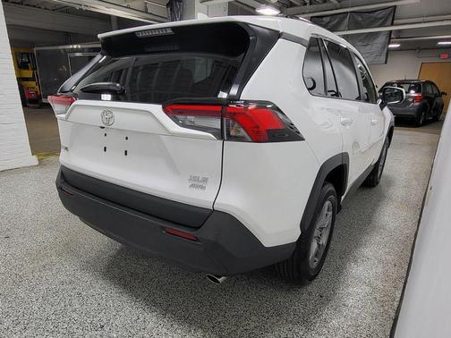 Ice Cap 2024 Toyota RAV4 XLE
