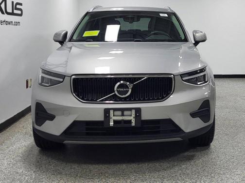 Silver Dawn Metallic 2023 Volvo XC40 B5 Core