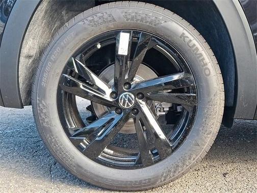 2026 Volkswagen Atlas Cross Sport 2.0T SEL R-Line Black