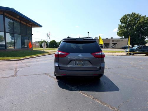 2020 Toyota Sienna XLE