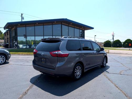 2020 Toyota Sienna XLE