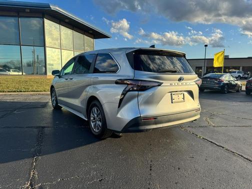 2024 Toyota Sienna LE