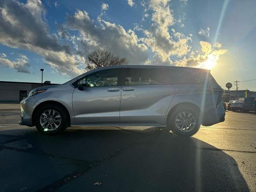 2024 Toyota Sienna LE