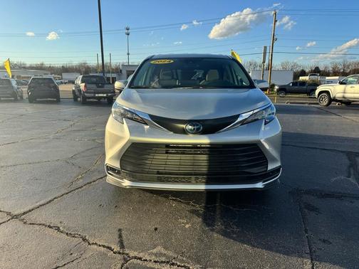 2024 Toyota Sienna LE