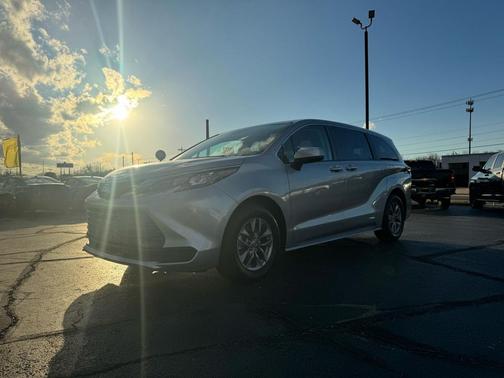 2024 Toyota Sienna LE