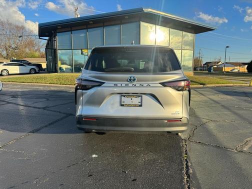 2024 Toyota Sienna LE