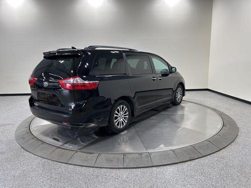 2020 Toyota Sienna XLE