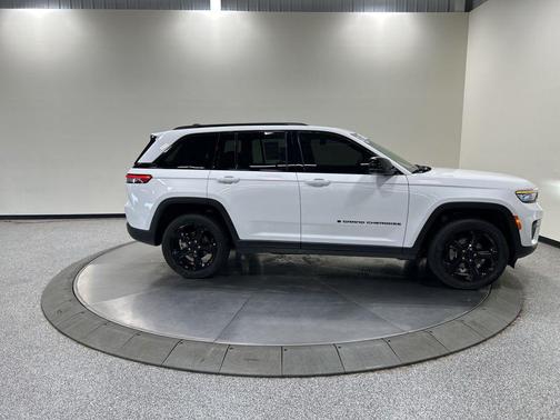 Bright White Clearcoat 2023 Jeep Grand Cherokee Altitude