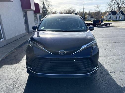 2024 Toyota Sienna XLE 8 Passenger