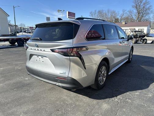 2024 Toyota Sienna LE