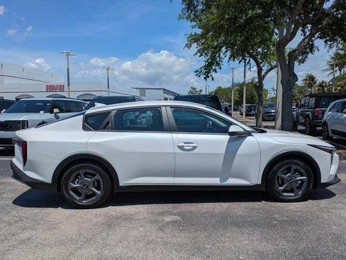 Snow White Pearl 2025 Kia K4