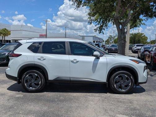 Everest White P 2025 Nissan Rogue SV