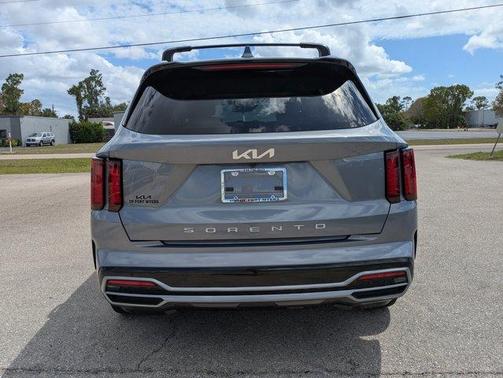 Everlasting Silver 2022 Kia Sorento S