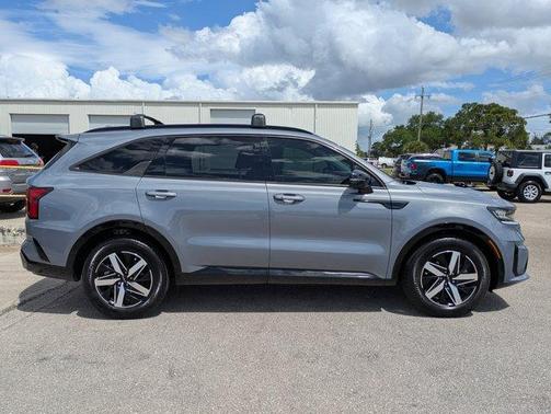 Everlasting Silver 2022 Kia Sorento S